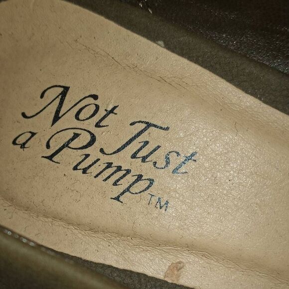 NOT JUST A PUMP ARMY GREEN EMBROIDERED PATCH HEELS SZ.5.5 EUC. - Picture 8 of 8